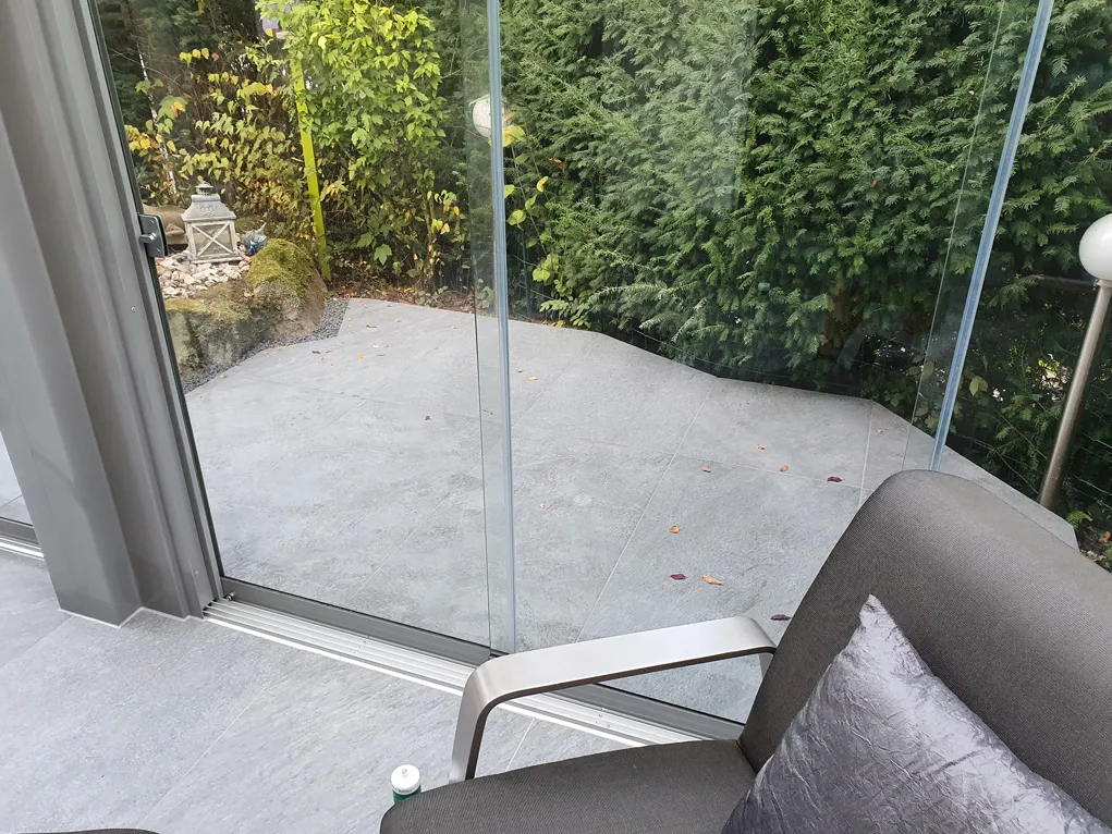 Sorgfältig verlegte Fliesen in einem Wintergarten